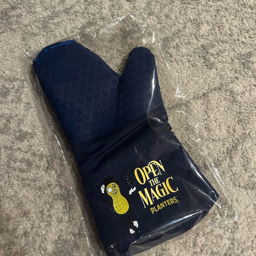 NWT Planters Peanuts Silicone Oven Mitt Baking / BBQ